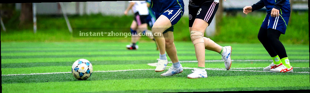 抽象警告三角形与波浪线构成的信息免责声明概念图